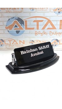 Kabartmalı Yandan Ayaklı Ahşap Masa İsimliği