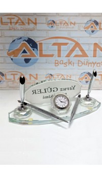 Çift Kalemli Saatli Kristal Masa İsimliği